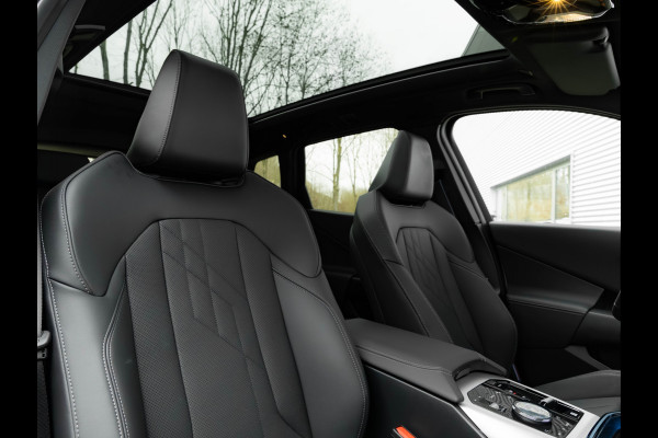 BMW X3 30e xDrive - M-Sport Pro - Pano - Trekhaak - Head-up - Stuurwiel Verwarmd