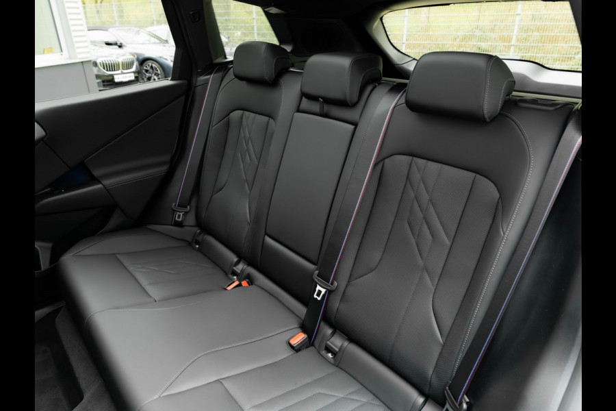BMW X3 30e xDrive - M-Sport Pro - Pano - Trekhaak - Head-up - Stuurwiel Verwarmd