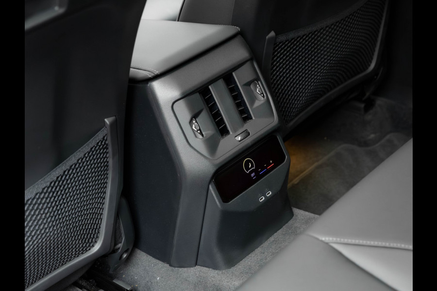 BMW X3 30e xDrive - M-Sport Pro - Pano - Trekhaak - Head-up - Stuurwiel Verwarmd