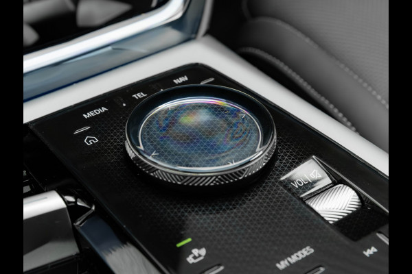 BMW X3 30e xDrive - M-Sport Pro - Pano - Trekhaak - Head-up - Stuurwiel Verwarmd