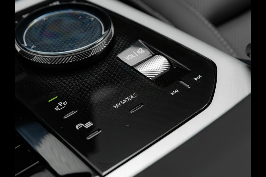 BMW X3 30e xDrive - M-Sport Pro - Pano - Trekhaak - Head-up - Stuurwiel Verwarmd