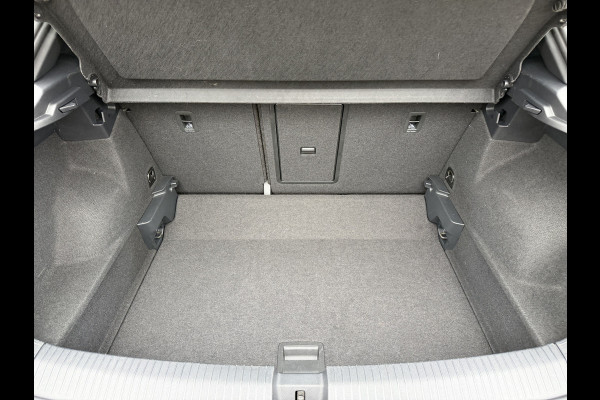 Volkswagen T-Roc 1.5 TSI Sport Automaat / Carplay / Navi / 18" LM / Adap. Cruise. / Parkeersensoren v+a