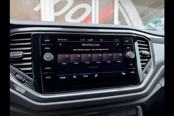 Volkswagen T-Roc 1.5 TSI Sport Automaat / Carplay / Navi / 18" LM / Adap. Cruise. / Parkeersensoren v+a