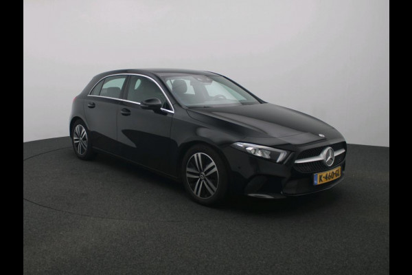 Mercedes-Benz A-Klasse 160 Business Solution Luxury Ledkoplampeb | MBUX augmented reality voor navigatie | Sfeerverlichting | Stoelverwarming voor | Achteruitrijcamera. Inclusief 24 maanden Mercedes-Benz Certified garantie voor Europa.