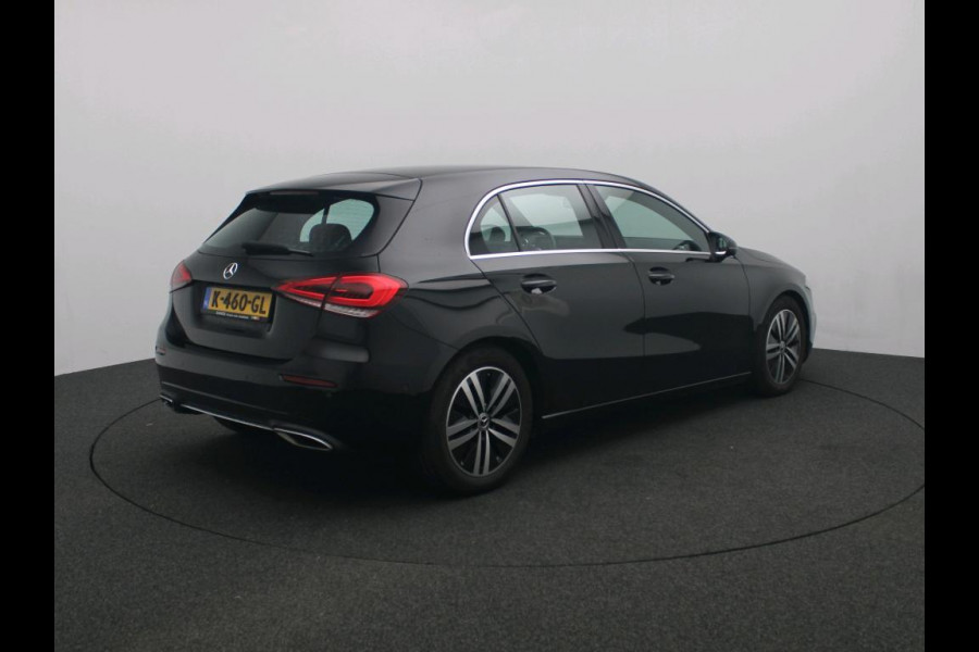 Mercedes-Benz A-Klasse 160 Business Solution Luxury Ledkoplampeb | MBUX augmented reality voor navigatie | Sfeerverlichting | Stoelverwarming voor | Achteruitrijcamera. Inclusief 24 maanden Mercedes-Benz Certified garantie voor Europa.