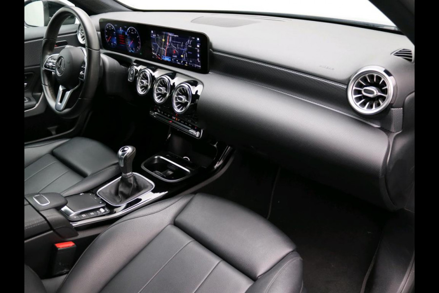 Mercedes-Benz A-Klasse 160 Business Solution Luxury Ledkoplampeb | MBUX augmented reality voor navigatie | Sfeerverlichting | Stoelverwarming voor | Achteruitrijcamera. Inclusief 24 maanden Mercedes-Benz Certified garantie voor Europa.