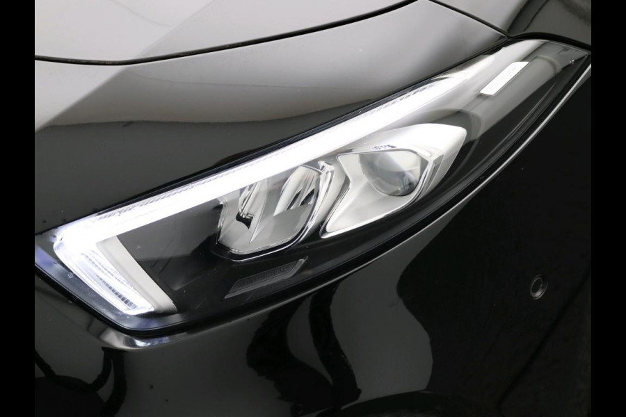 Mercedes-Benz A-Klasse 160 Business Solution Luxury Ledkoplampeb | MBUX augmented reality voor navigatie | Sfeerverlichting | Stoelverwarming voor | Achteruitrijcamera. Inclusief 24 maanden Mercedes-Benz Certified garantie voor Europa.