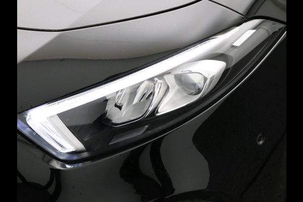 Mercedes-Benz A-Klasse 160 Business Solution Luxury Ledkoplampeb | MBUX augmented reality voor navigatie | Sfeerverlichting | Stoelverwarming voor | Achteruitrijcamera. Inclusief 24 maanden Mercedes-Benz Certified garantie voor Europa.