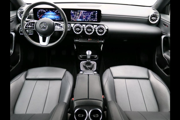 Mercedes-Benz A-Klasse 160 Business Solution Luxury Ledkoplampeb | MBUX augmented reality voor navigatie | Sfeerverlichting | Stoelverwarming voor | Achteruitrijcamera. Inclusief 24 maanden Mercedes-Benz Certified garantie voor Europa.