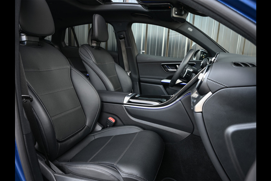 Mercedes-Benz GLC Coupé 300e 4MATIC AMG Line Panoramadak | Luchtvering | Distronic | Ambient verlichting plus | Achterasbesturing | Multicontourstoelen | 360 Camera | Digital Light |