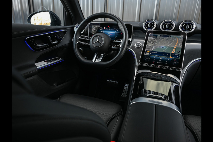 Mercedes-Benz GLC Coupé 300e 4MATIC AMG Line Panoramadak | Luchtvering | Distronic | Ambient verlichting plus | Achterasbesturing | Multicontourstoelen | 360 Camera | Digital Light |