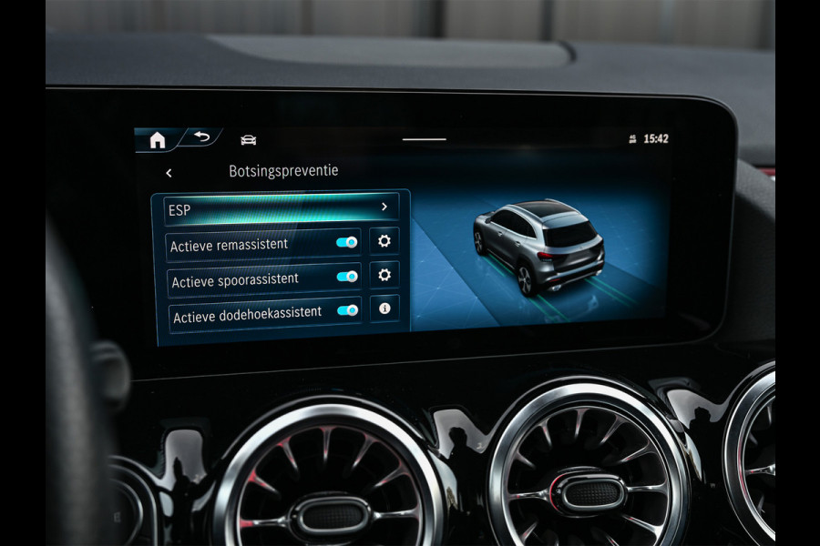 Mercedes-Benz GLA 250 e AMG Line Facelift | Panoramadak | Elektr. verst. stoelen met geheugen | Ambient verlichting | 20 inch | Burmester audio