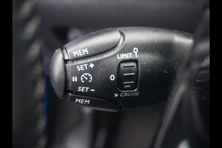 Peugeot 2008 1.2 PureTech Allure Pack All seasonbanden