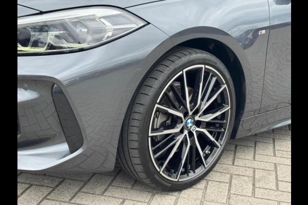BMW 1-serie 118i High Executive M-PAKKET | NAVI | PDC | STOELVERWARMING | DEALDER ONDERH |
