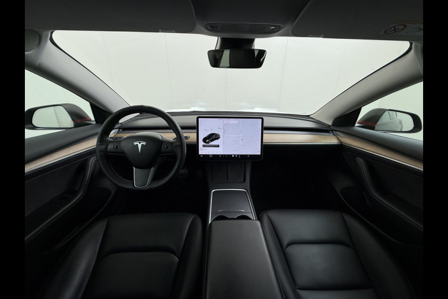 Tesla Model 3 Long Range AWD 75kWh Facelift mat-Antraciete-Wrap Warmtepomp Trekhaak SOH 88% Wrap AutoPilot Leder Panoramadak Adaptive-Cruise C Privacy Glas Navi LED DAB Voorverwarmen interieur Keyless One-Pedal-Drive 4WD 1.000KG Trekgewicht Origineel Nederlandse Auto Fabrieksgarantie op Accu en Motor tot 26-11-2029/192.00km