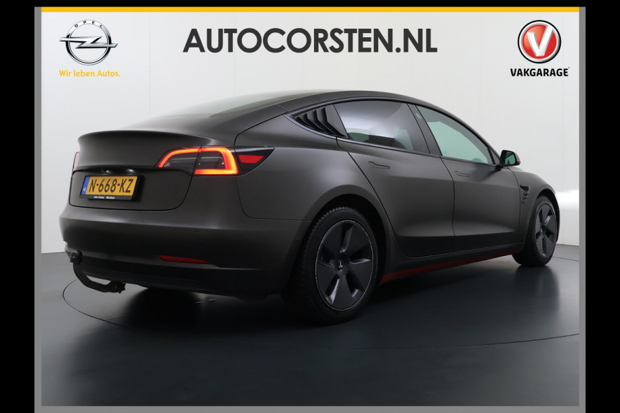 Tesla Model 3 Long Range AWD 75kWh Facelift mat-Antraciete-Wrap Warmtepomp Trekhaak SOH 88% Wrap AutoPilot Leder Panoramadak Adaptive-Cruise C Privacy Glas Navi LED DAB Voorverwarmen interieur Keyless One-Pedal-Drive 4WD 1.000KG Trekgewicht Origineel Nederlandse Auto Fabrieksgarantie op Accu en Motor tot 26-11-2029/192.00km