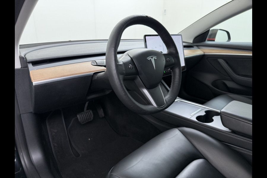 Tesla Model 3 Long Range AWD 75kWh Facelift mat-Antraciete-Wrap Warmtepomp Trekhaak SOH 88% Wrap AutoPilot Leder Panoramadak Adaptive-Cruise C Privacy Glas Navi LED DAB Voorverwarmen interieur Keyless One-Pedal-Drive 4WD 1.000KG Trekgewicht Origineel Nederlandse Auto Fabrieksgarantie op Accu en Motor tot 26-11-2029/192.00km