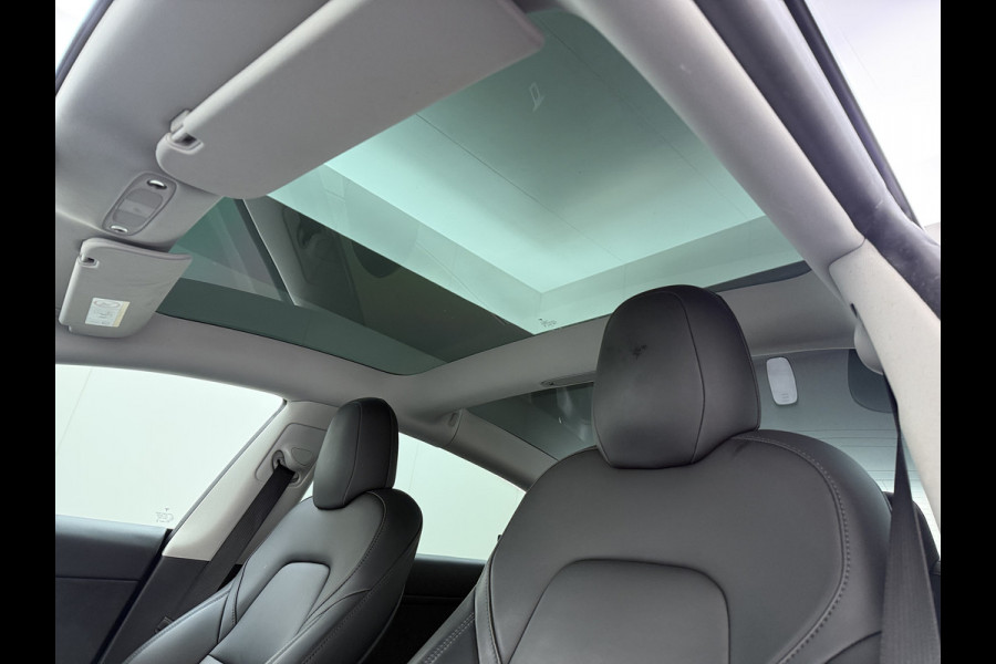 Tesla Model 3 Long Range AWD 75kWh Facelift mat-Antraciete-Wrap Warmtepomp Trekhaak SOH 88% Wrap AutoPilot Leder Panoramadak Adaptive-Cruise C Privacy Glas Navi LED DAB Voorverwarmen interieur Keyless One-Pedal-Drive 4WD 1.000KG Trekgewicht Origineel Nederlandse Auto Fabrieksgarantie op Accu en Motor tot 26-11-2029/192.00km