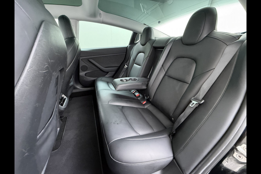 Tesla Model 3 Long Range AWD 75kWh Facelift mat-Antraciete-Wrap Warmtepomp Trekhaak SOH 88% Wrap AutoPilot Leder Panoramadak Adaptive-Cruise C Privacy Glas Navi LED DAB Voorverwarmen interieur Keyless One-Pedal-Drive 4WD 1.000KG Trekgewicht Origineel Nederlandse Auto Fabrieksgarantie op Accu en Motor tot 26-11-2029/192.00km
