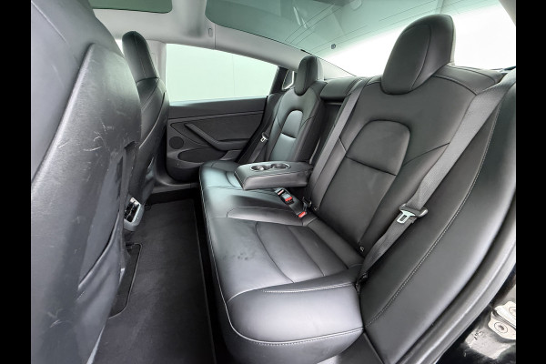 Tesla Model 3 Long Range AWD 75kWh Facelift mat-Antraciete-Wrap Warmtepomp Trekhaak SOH 88% Wrap AutoPilot Leder Panoramadak Adaptive-Cruise C Privacy Glas Navi LED DAB Voorverwarmen interieur Keyless One-Pedal-Drive 4WD 1.000KG Trekgewicht Origineel Nederlandse Auto Fabrieksgarantie op Accu en Motor tot 26-11-2029/192.00km