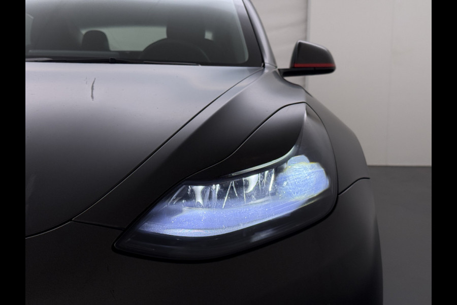 Tesla Model 3 Long Range AWD 75kWh Facelift mat-Antraciete-Wrap Warmtepomp Trekhaak SOH 88% Wrap AutoPilot Leder Panoramadak Adaptive-Cruise C Privacy Glas Navi LED DAB Voorverwarmen interieur Keyless One-Pedal-Drive 4WD 1.000KG Trekgewicht Origineel Nederlandse Auto Fabrieksgarantie op Accu en Motor tot 26-11-2029/192.00km