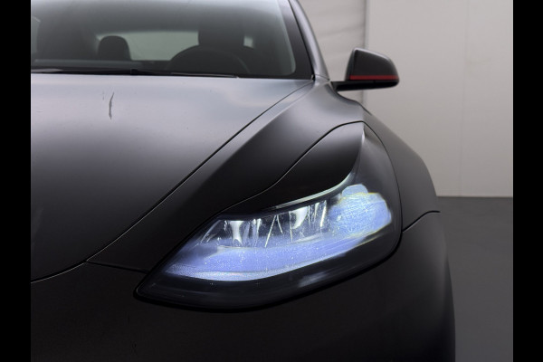 Tesla Model 3 Long Range AWD 75kWh Facelift mat-Antraciete-Wrap Warmtepomp Trekhaak SOH 88% Wrap AutoPilot Leder Panoramadak Adaptive-Cruise C Privacy Glas Navi LED DAB Voorverwarmen interieur Keyless One-Pedal-Drive 4WD 1.000KG Trekgewicht Origineel Nederlandse Auto Fabrieksgarantie op Accu en Motor tot 26-11-2029/192.00km