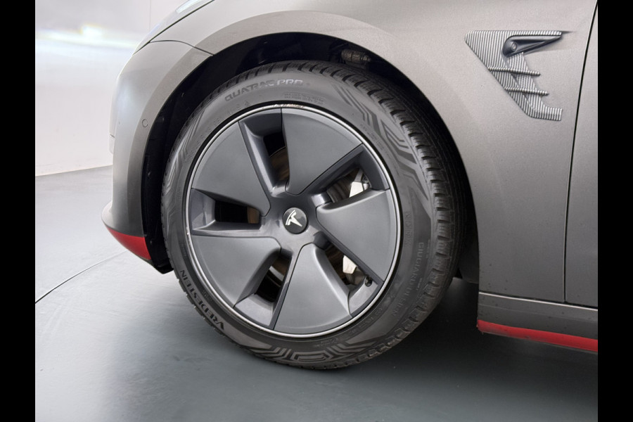 Tesla Model 3 Long Range AWD 75kWh Facelift mat-Antraciete-Wrap Warmtepomp Trekhaak SOH 88% Wrap AutoPilot Leder Panoramadak Adaptive-Cruise C Privacy Glas Navi LED DAB Voorverwarmen interieur Keyless One-Pedal-Drive 4WD 1.000KG Trekgewicht Origineel Nederlandse Auto Fabrieksgarantie op Accu en Motor tot 26-11-2029/192.00km