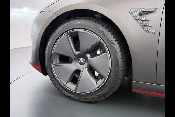 Tesla Model 3 Long Range AWD 75kWh Facelift mat-Antraciete-Wrap Warmtepomp Trekhaak SOH 88% Wrap AutoPilot Leder Panoramadak Adaptive-Cruise C Privacy Glas Navi LED DAB Voorverwarmen interieur Keyless One-Pedal-Drive 4WD 1.000KG Trekgewicht Origineel Nederlandse Auto Fabrieksgarantie op Accu en Motor tot 26-11-2029/192.00km