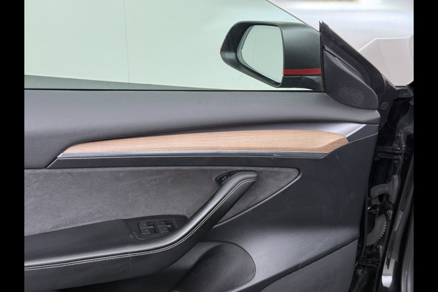 Tesla Model 3 Long Range AWD 75kWh Facelift mat-Antraciete-Wrap Warmtepomp Trekhaak SOH 88% Wrap AutoPilot Leder Panoramadak Adaptive-Cruise C Privacy Glas Navi LED DAB Voorverwarmen interieur Keyless One-Pedal-Drive 4WD 1.000KG Trekgewicht Origineel Nederlandse Auto Fabrieksgarantie op Accu en Motor tot 26-11-2029/192.00km