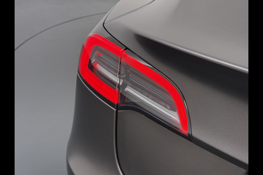 Tesla Model 3 Long Range AWD 75kWh Facelift mat-Antraciete-Wrap Warmtepomp Trekhaak SOH 88% Wrap AutoPilot Leder Panoramadak Adaptive-Cruise C Privacy Glas Navi LED DAB Voorverwarmen interieur Keyless One-Pedal-Drive 4WD 1.000KG Trekgewicht Origineel Nederlandse Auto Fabrieksgarantie op Accu en Motor tot 26-11-2029/192.00km