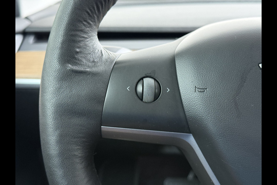 Tesla Model 3 Long Range AWD 75kWh Facelift mat-Antraciete-Wrap Warmtepomp Trekhaak SOH 88% Wrap AutoPilot Leder Panoramadak Adaptive-Cruise C Privacy Glas Navi LED DAB Voorverwarmen interieur Keyless One-Pedal-Drive 4WD 1.000KG Trekgewicht Origineel Nederlandse Auto Fabrieksgarantie op Accu en Motor tot 26-11-2029/192.00km