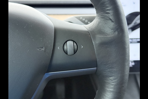 Tesla Model 3 Long Range AWD 75kWh Facelift mat-Antraciete-Wrap Warmtepomp Trekhaak SOH 88% Wrap AutoPilot Leder Panoramadak Adaptive-Cruise C Privacy Glas Navi LED DAB Voorverwarmen interieur Keyless One-Pedal-Drive 4WD 1.000KG Trekgewicht Origineel Nederlandse Auto Fabrieksgarantie op Accu en Motor tot 26-11-2029/192.00km