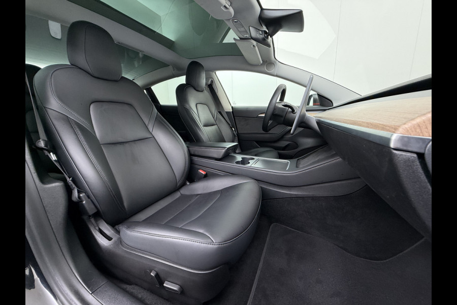 Tesla Model 3 Long Range AWD 75kWh Facelift mat-Antraciete-Wrap Warmtepomp Trekhaak SOH 88% Wrap AutoPilot Leder Panoramadak Adaptive-Cruise C Privacy Glas Navi LED DAB Voorverwarmen interieur Keyless One-Pedal-Drive 4WD 1.000KG Trekgewicht Origineel Nederlandse Auto Fabrieksgarantie op Accu en Motor tot 26-11-2029/192.00km