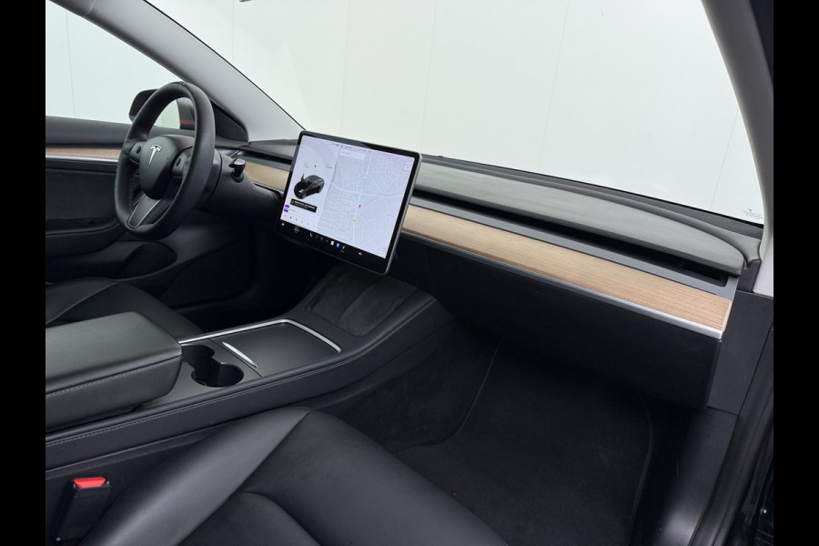 Tesla Model 3 Long Range AWD 75kWh Facelift mat-Antraciete-Wrap Warmtepomp Trekhaak SOH 88% Wrap AutoPilot Leder Panoramadak Adaptive-Cruise C Privacy Glas Navi LED DAB Voorverwarmen interieur Keyless One-Pedal-Drive 4WD 1.000KG Trekgewicht Origineel Nederlandse Auto Fabrieksgarantie op Accu en Motor tot 26-11-2029/192.00km