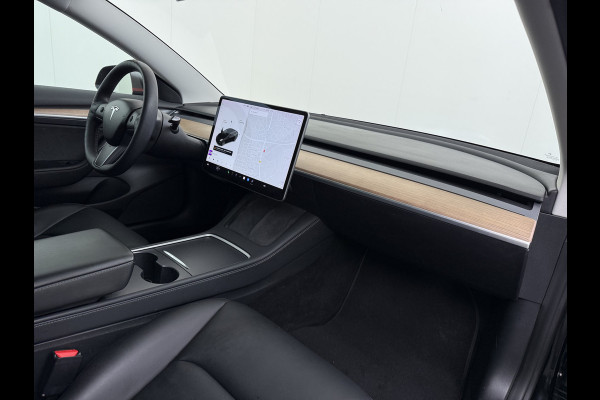Tesla Model 3 Long Range AWD 75kWh Facelift mat-Antraciete-Wrap Warmtepomp Trekhaak SOH 88% Wrap AutoPilot Leder Panoramadak Adaptive-Cruise C Privacy Glas Navi LED DAB Voorverwarmen interieur Keyless One-Pedal-Drive 4WD 1.000KG Trekgewicht Origineel Nederlandse Auto Fabrieksgarantie op Accu en Motor tot 26-11-2029/192.00km