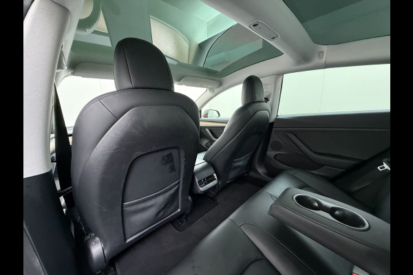 Tesla Model 3 Long Range AWD 75kWh Facelift mat-Antraciete-Wrap Warmtepomp Trekhaak SOH 88% Wrap AutoPilot Leder Panoramadak Adaptive-Cruise C Privacy Glas Navi LED DAB Voorverwarmen interieur Keyless One-Pedal-Drive 4WD 1.000KG Trekgewicht Origineel Nederlandse Auto Fabrieksgarantie op Accu en Motor tot 26-11-2029/192.00km