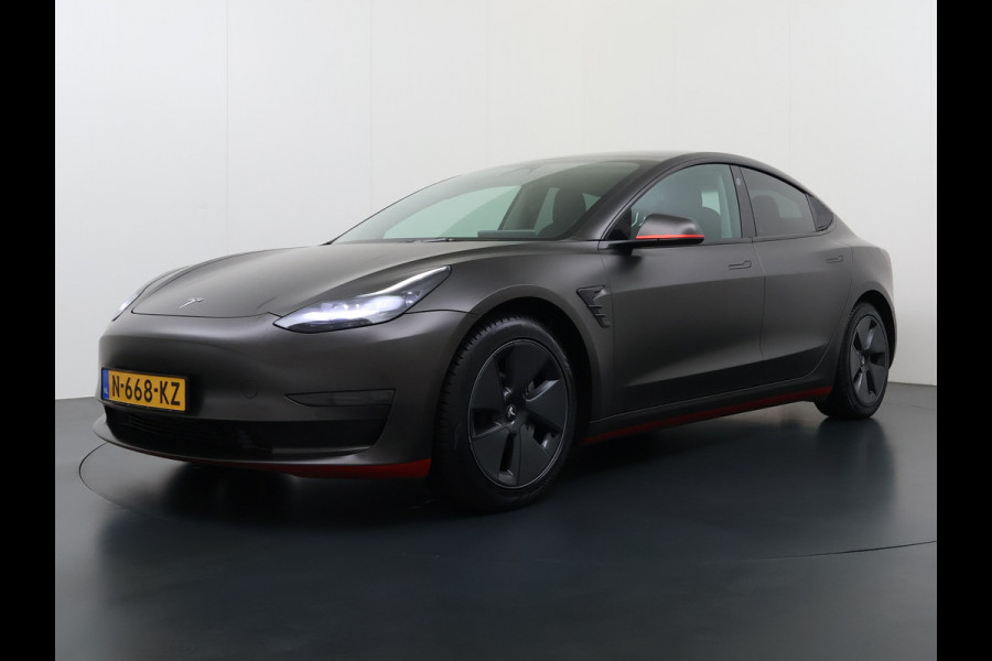 Tesla Model 3 Long Range AWD 75kWh Facelift mat-Antraciete-Wrap Warmtepomp Trekhaak SOH 88% Wrap AutoPilot Leder Panoramadak Adaptive-Cruise C Privacy Glas Navi LED DAB Voorverwarmen interieur Keyless One-Pedal-Drive 4WD 1.000KG Trekgewicht Origineel Nederlandse Auto Fabrieksgarantie op Accu en Motor tot 26-11-2029/192.00km