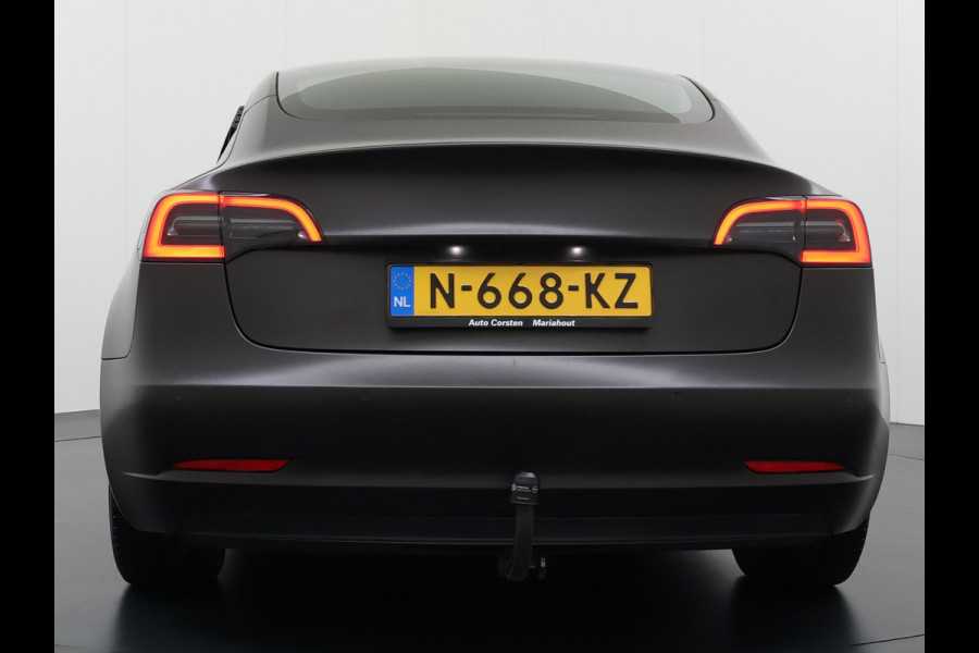 Tesla Model 3 Long Range AWD 75kWh Facelift mat-Antraciete-Wrap Warmtepomp Trekhaak SOH 88% Wrap AutoPilot Leder Panoramadak Adaptive-Cruise C Privacy Glas Navi LED DAB Voorverwarmen interieur Keyless One-Pedal-Drive 4WD 1.000KG Trekgewicht Origineel Nederlandse Auto Fabrieksgarantie op Accu en Motor tot 26-11-2029/192.00km