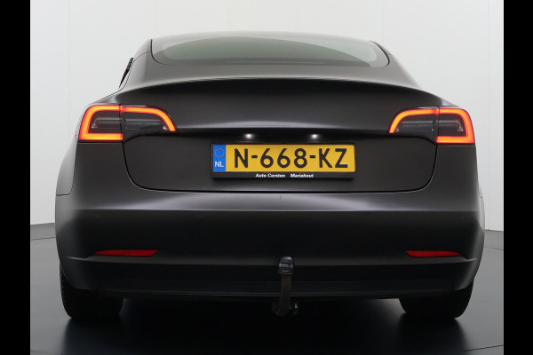 Tesla Model 3 Long Range AWD 75kWh Facelift mat-Antraciete-Wrap Warmtepomp Trekhaak SOH 88% Wrap AutoPilot Leder Panoramadak Adaptive-Cruise C Privacy Glas Navi LED DAB Voorverwarmen interieur Keyless One-Pedal-Drive 4WD 1.000KG Trekgewicht Origineel Nederlandse Auto Fabrieksgarantie op Accu en Motor tot 26-11-2029/192.00km