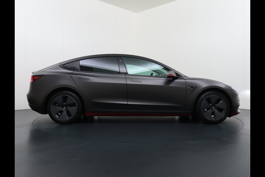 Tesla Model 3 Long Range AWD 75kWh Facelift mat-Antraciete-Wrap Warmtepomp Trekhaak SOH 88% Wrap AutoPilot Leder Panoramadak Adaptive-Cruise C Privacy Glas Navi LED DAB Voorverwarmen interieur Keyless One-Pedal-Drive 4WD 1.000KG Trekgewicht Origineel Nederlandse Auto Fabrieksgarantie op Accu en Motor tot 26-11-2029/192.00km