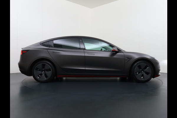 Tesla Model 3 Long Range AWD 75kWh Facelift mat-Antraciete-Wrap Warmtepomp Trekhaak SOH 88% Wrap AutoPilot Leder Panoramadak Adaptive-Cruise C Privacy Glas Navi LED DAB Voorverwarmen interieur Keyless One-Pedal-Drive 4WD 1.000KG Trekgewicht Origineel Nederlandse Auto Fabrieksgarantie op Accu en Motor tot 26-11-2029/192.00km
