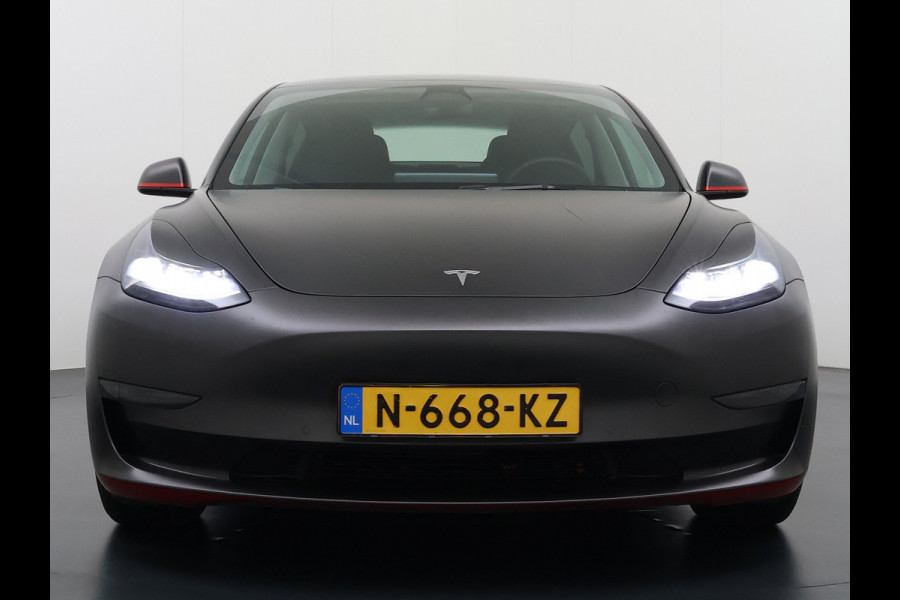 Tesla Model 3 Long Range AWD 75kWh Facelift mat-Antraciete-Wrap Warmtepomp Trekhaak SOH 88% Wrap AutoPilot Leder Panoramadak Adaptive-Cruise C Privacy Glas Navi LED DAB Voorverwarmen interieur Keyless One-Pedal-Drive 4WD 1.000KG Trekgewicht Origineel Nederlandse Auto Fabrieksgarantie op Accu en Motor tot 26-11-2029/192.00km