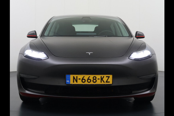 Tesla Model 3 Long Range AWD 75kWh Facelift mat-Antraciete-Wrap Warmtepomp Trekhaak SOH 88% Wrap AutoPilot Leder Panoramadak Adaptive-Cruise C Privacy Glas Navi LED DAB Voorverwarmen interieur Keyless One-Pedal-Drive 4WD 1.000KG Trekgewicht Origineel Nederlandse Auto Fabrieksgarantie op Accu en Motor tot 26-11-2029/192.00km