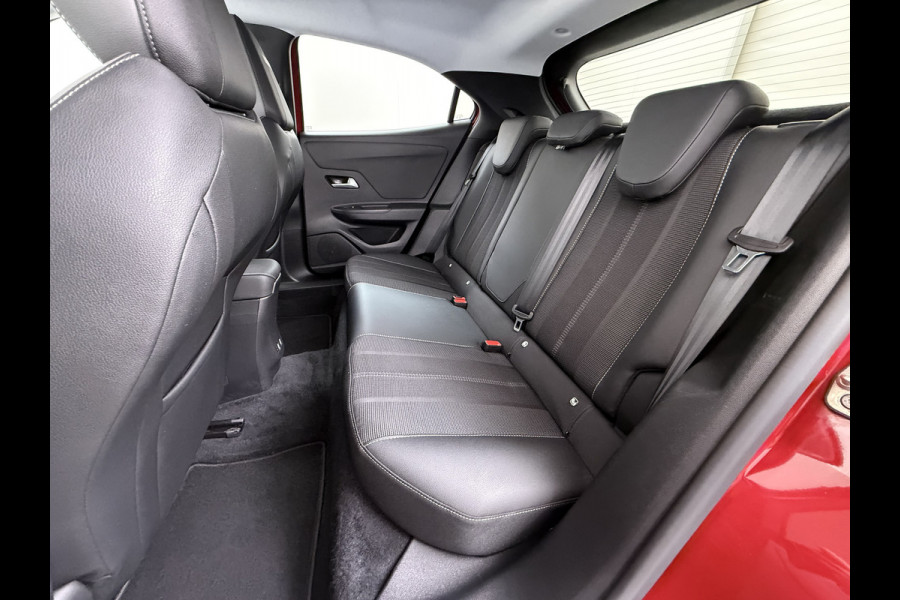 Opel Mokka-e 50kWh SOH 92% 3-Fase Laden Warmtepomp 360°Camera Apple Carplay Android Auto Pdc Navi Ecc Elegance SOH 92% DAB Led Lmv 17" Regen-Lichtsensor Isofix Privacy Glas Keyless Origineel Nederlandse Auto