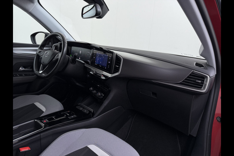 Opel Mokka-e 50kWh SOH 92% 3-Fase Laden Warmtepomp 360°Camera Apple Carplay Android Auto Pdc Navi Ecc Elegance SOH 92% DAB Led Lmv 17" Regen-Lichtsensor Isofix Privacy Glas Keyless Origineel Nederlandse Auto