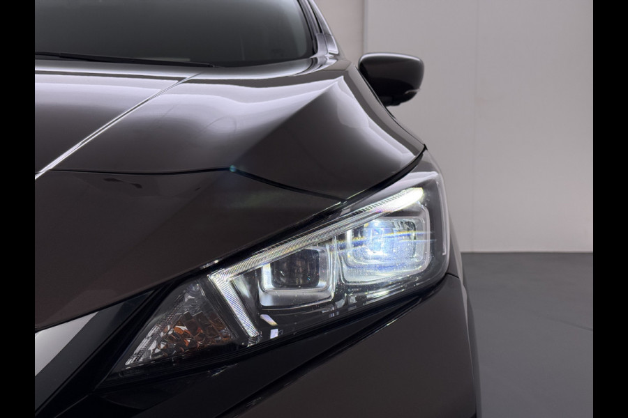 Nissan Leaf Tekna 40kWh Leer Bose®-Hifi Apple Carplay Android Auto Adap.Cruise 360°Camera Navi Ecc Stoel+Stuurverwarming Keyless DAB Dodehoek detector Rijstrooksensor Uitparkeer waarschuwing Verkeersbord detectie Bluetooth Privacy Glas Lmv 17" SOH 87.93% Origineel Nederlandse Auto