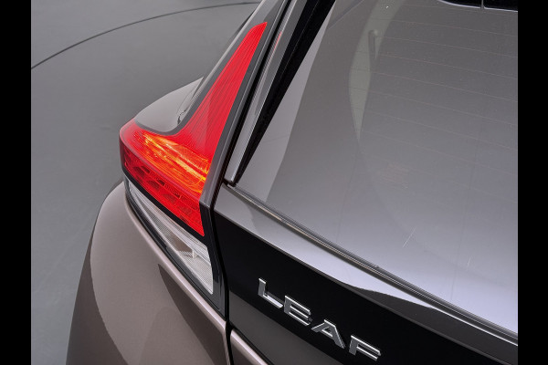 Nissan Leaf Tekna 40kWh Leer Bose®-Hifi Apple Carplay Android Auto Adap.Cruise 360°Camera Navi Ecc Stoel+Stuurverwarming Keyless DAB Dodehoek detector Rijstrooksensor Uitparkeer waarschuwing Verkeersbord detectie Bluetooth Privacy Glas Lmv 17" SOH 87.93% Origineel Nederlandse Auto