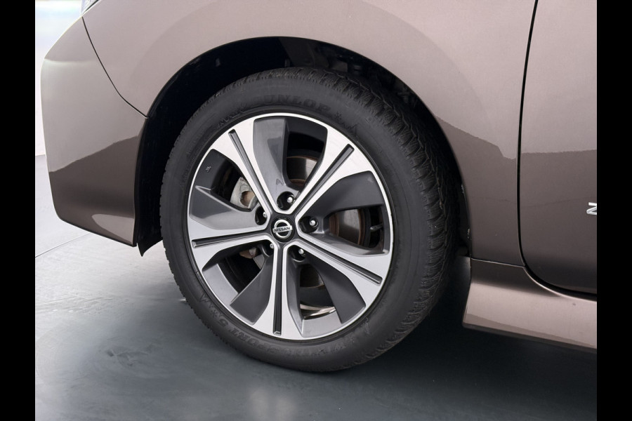 Nissan Leaf Tekna 40kWh Leer Bose®-Hifi Apple Carplay Android Auto Adap.Cruise 360°Camera Navi Ecc Stoel+Stuurverwarming Keyless DAB Dodehoek detector Rijstrooksensor Uitparkeer waarschuwing Verkeersbord detectie Bluetooth Privacy Glas Lmv 17" SOH 87.93% Origineel Nederlandse Auto