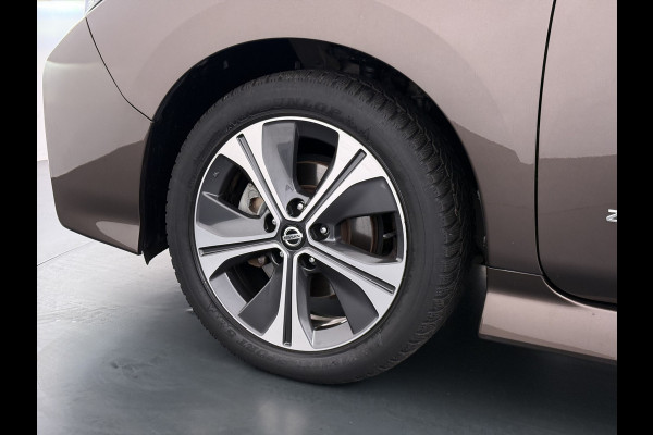 Nissan Leaf Tekna 40kWh Leer Bose®-Hifi Apple Carplay Android Auto Adap.Cruise 360°Camera Navi Ecc Stoel+Stuurverwarming Keyless DAB Dodehoek detector Rijstrooksensor Uitparkeer waarschuwing Verkeersbord detectie Bluetooth Privacy Glas Lmv 17" SOH 87.93% Origineel Nederlandse Auto