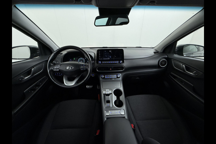 Hyundai Kona EV 64kWh SOH 100% Trekhaak Warmtepomp Navi Camera Ecc Adap.Cruise Head-Up Display Apple Carplay/Android Auto Pdc Fashion Keyless Lane Assist Dodehoek Detector FCA Privacy Glas Regensensor Bluetooth 1e Eigenaar Origineel Nederlandse Auto